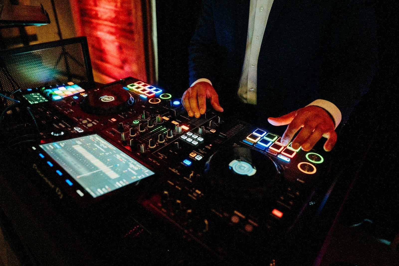 Hände am DJ-Mixer bei einer Party